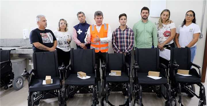 Prefeito e servidores da Secretaria Municipal de Saúde fizeram entrega dos equipamentos nesta quarta, 16